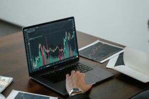 Apa beda trading dan investasi.